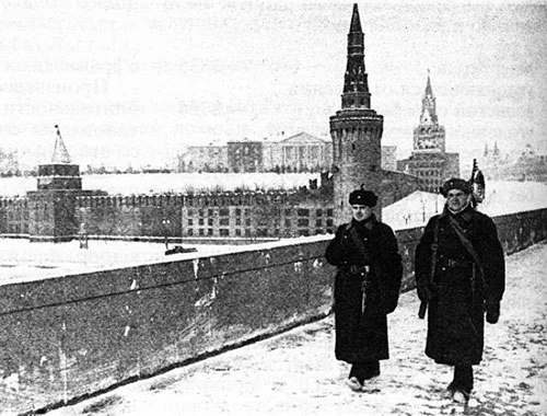 Điện Kremlin khi được ngụy trang. Ảnh chụp từ cầu Borovitsky. Nguồn: rbth