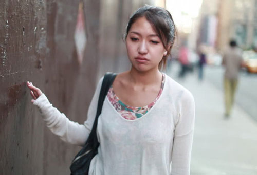 Được chồng giúp nấu cơm rửa bát, chưa kịp mừng thì mẹ chồng đã chống nạnh mắng một câu khiến tôi và chồng đều "choáng váng", các con cũng giận luôn bà nội