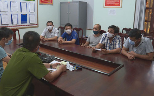 Đắk Lắk: Bắt quả tang nhóm tổ chức đánh bạc tại gara ô tô trong mùa dịch