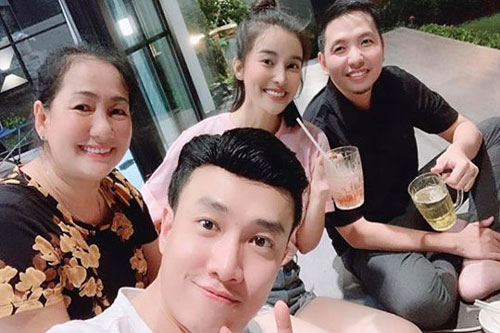 Cao Thái Hà bất ngờ xuất hiện trong tiệc sinh nhật thân mật của mẹ Quốc Trường, nhìn là muốn "đẩy thuyền" rồi!