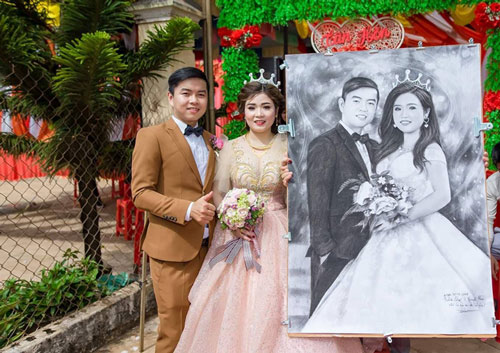 Bạn thân vẽ tranh chân dung cô dâu chú rể làm quà cưới