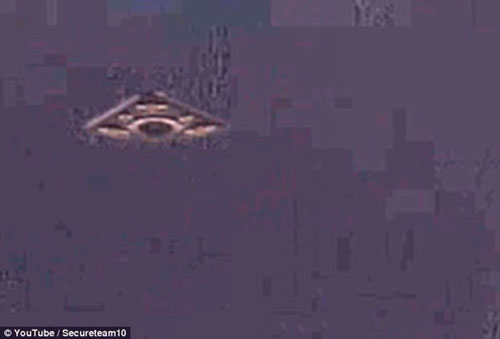 Phát hiện UFO trong ảnh chụp tàu Apollo hạ cánh trên Mặt Trăng