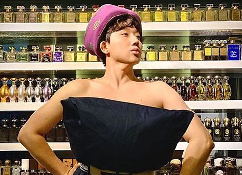 Ảnh sao 11/4: Trấn Thành hưởng ứng phong trào 'mặc gối'