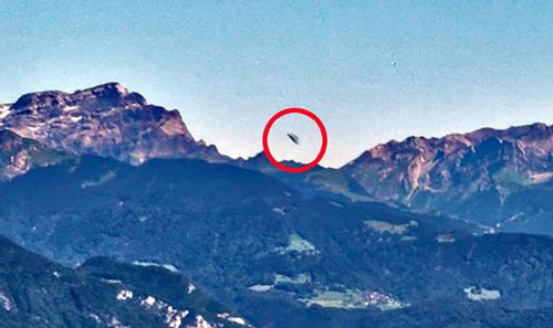 Phát hiện UFO được cho đang rời khỏi căn cứ trên dãy Alps