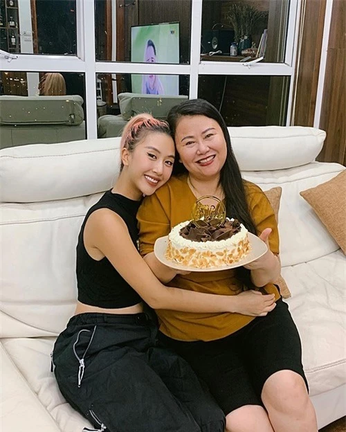 Sau bao ngày nỗ lực và làm hỏng không ít bột, Quỳnh Anh Shyn đã thành công khi làm được bánh sinh nhật tặng mẹ.