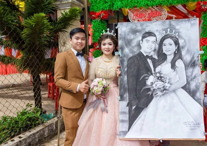 Chú rể Trần Văn Trọng, cô dâu Nguyễn Thị Thoa (kinh doanh thuốc Tây) chụp ảnh bên quà cưới của bạn thân Thanh Lâm.