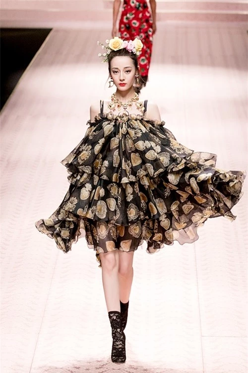 Chinese star Dilraba Dilmurat walks the runway at the Dolce & Gabbana fashion show during Milan Fashion Week Spring/Summer 2019 on September 23, 2018 in Milan, Italy.