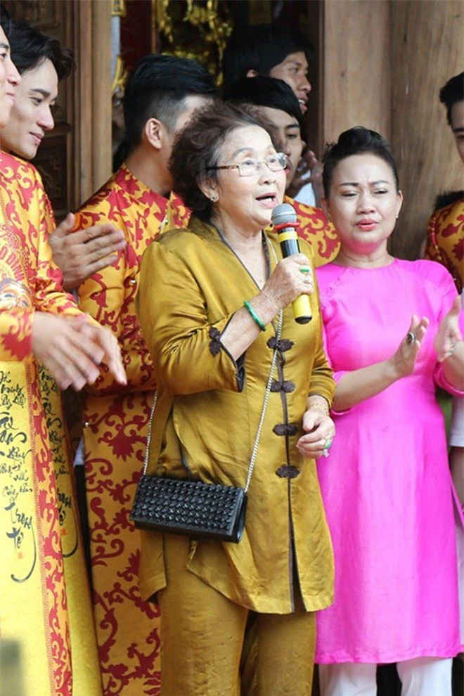 Mẹ của Hoài Linh và Dương Triệu Vũ đầy chất nghệ sĩ, bảo sao các con toàn người tài năng - Ảnh 2.