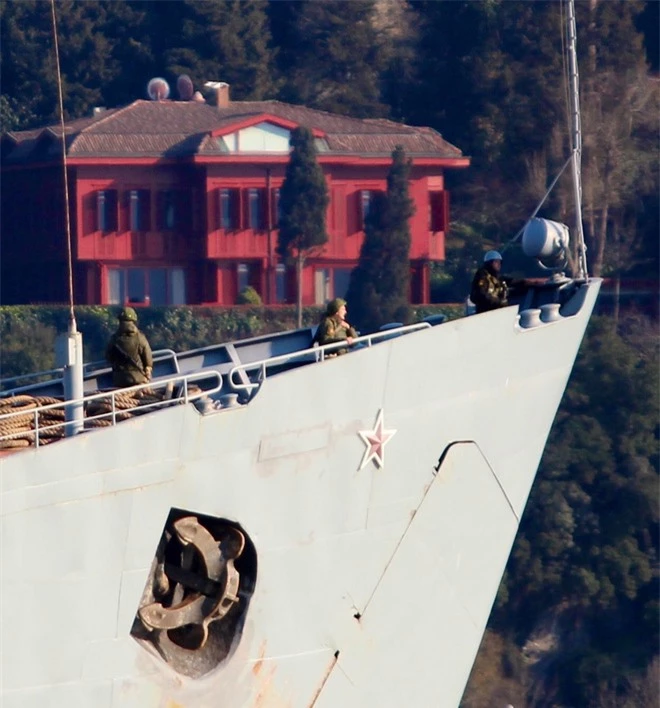NÓNG: Tàu tấn công đổ bộ HQ Nga chất đầy xe tăng, xe bọc thép rẽ sóng tiến về Syria - Ảnh 3.