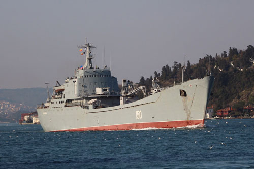 Tàu tấn công đổ bộ của Hải quân Nga chất đầy xe tăng, xe bọc thép rẽ sóng tiến về Syria