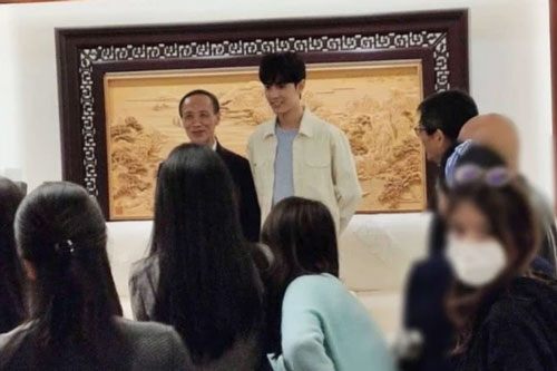 Tiêu Chiến bất ngờ xuất hiện sau loạt scandal bị tẩy chay, đáng chú ý nhất là biểu cảm trên gương mặt