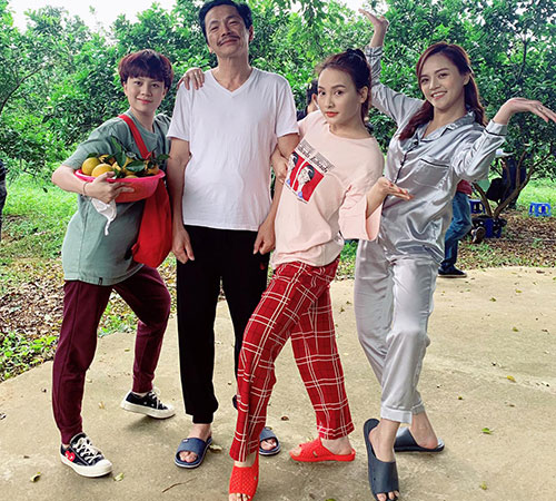 Bảo Thanh khoe dép tổ ong ở phim trường