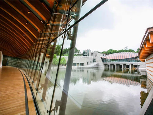 Năm 2011, bà đã mở bảo tàng mang tên Crystal Bridges Museum of American Art ở Bentonville, Arkansas, Mỹ trị giá 50 triệu USD. Tại đây, Alice Walton trưng bày bộ sưu tập nghệ thuật của mình có giá trị khoảng 500 triệu USD. Ảnh: Reuters