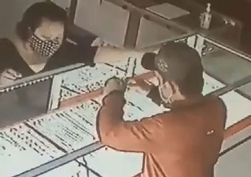 TP.HCM: Thanh niên giật 2 sợi dây chuyền trên tay nữ chủ tiệm vàng