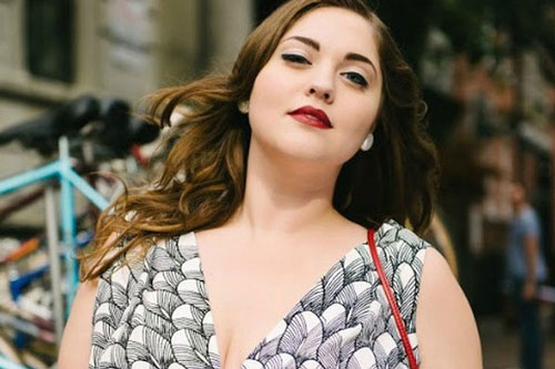 Tướng mạo của phụ nữ yêu tiền như tính mạng, sẵn sàng nịnh trên nạt dưới vì ham lợi