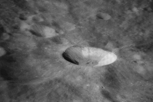 Một miệng núi lửa ở vùng tối của Mặt trăng.