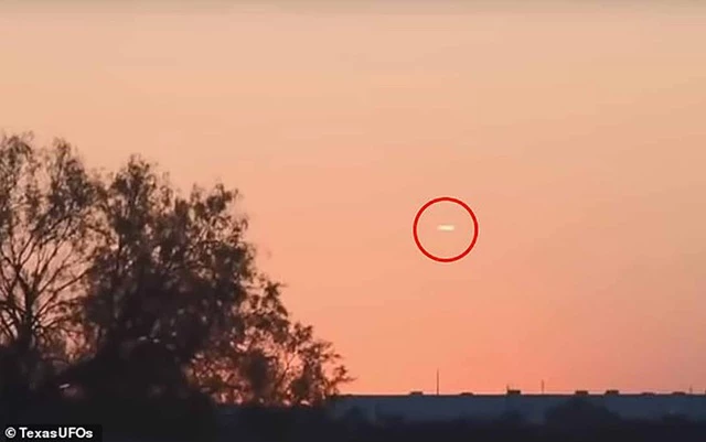 Vật thể lạ nghi UFO hình điếu xì gà xuất hiện trên bầu trời Mỹ