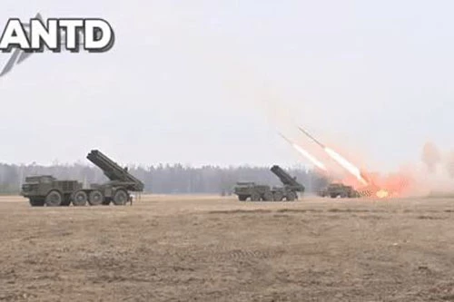 Pháo BM-30 đang khai hỏa