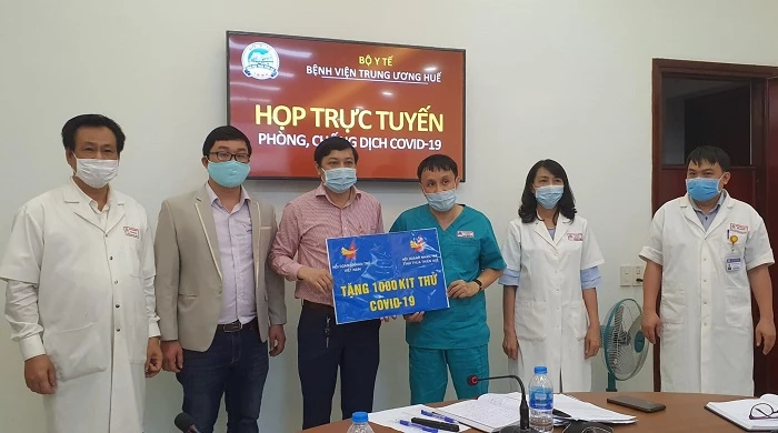 Hội Doanh nhân trẻ tỉnh Thừa Thiên Huế trao tặng 1.000 bộ kit thử virus Covid-19 cho Bệnh viện Trung ương Huế