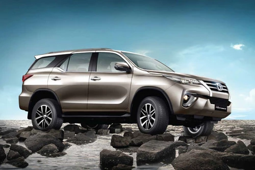 7. Toyota Fortuner (doanh số: 1.874 chiếc).