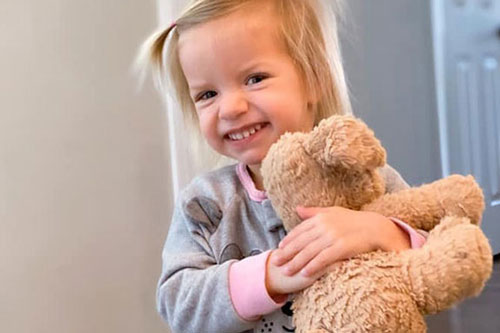 Bé gái 2 tuổi bật khóc vì làm mất chú chó nhồi bông yêu quý, vài ngày sau chú chó trở lại bằng cách không ai tưởng tượng ra