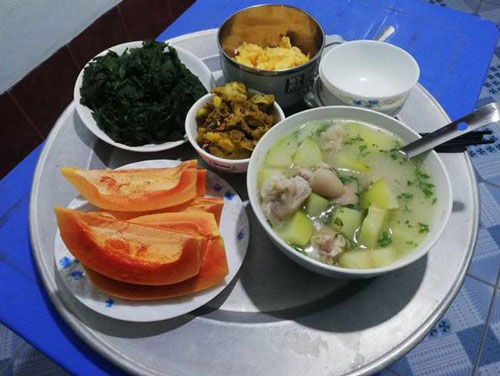 Khoe mâm cơm cữ nấu cho vợ, anh chồng nhận nhiều "gạch đá" vì điều này