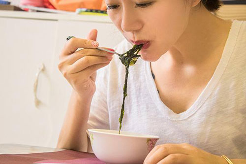 Sau khi ăn, tốt hơn là nên đứng, ngồi hay nằm?