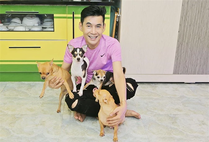 Sống độc thân không vợ con, Đoan Trường nuôi 5 chú chó để bầu bạn cho đỡ buồn.