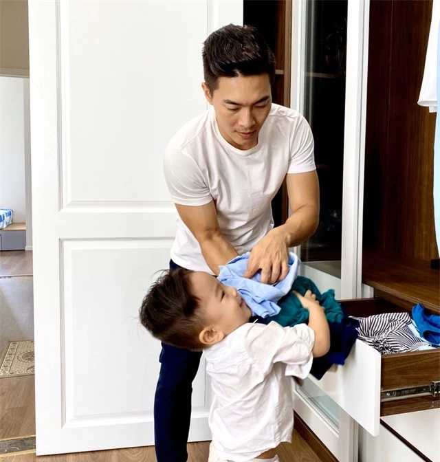 Quốc Cơ dạy con trai 4 tuổi giặt quần áo trong những ngày tránh dịch - 5