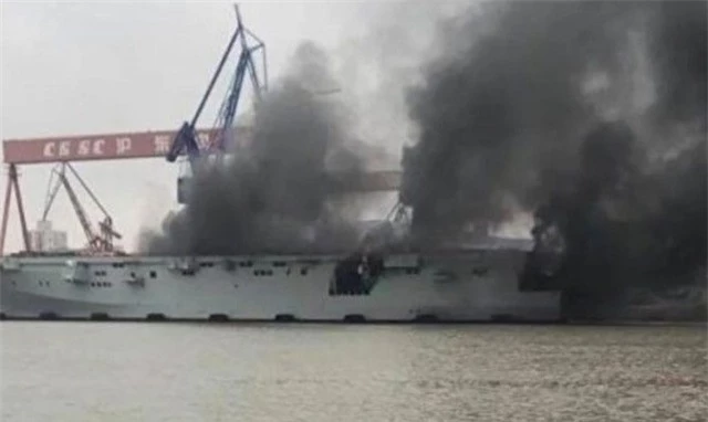 Tàu tấn công đổ bộ của Trung Quốc bốc cháy - 1