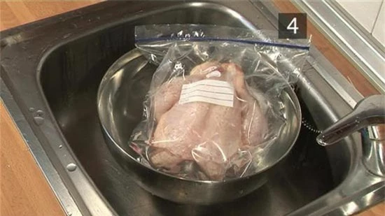 Thịt gà trữ đông trong tủ lạnh nhưng sẽ tươi ngon như vừa mới mua về chỉ cần bí quyết này khi chế biến - Ảnh 3.