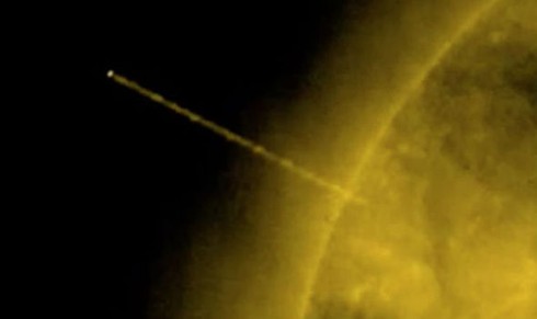 UFO có kích thước tương đương sao Thổ bất ngờ bay ngang qua Mặt Trời