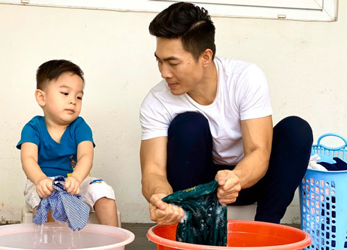 Quốc Cơ dạy con trai 4 tuổi giặt quần áo trong những ngày tránh dịch
