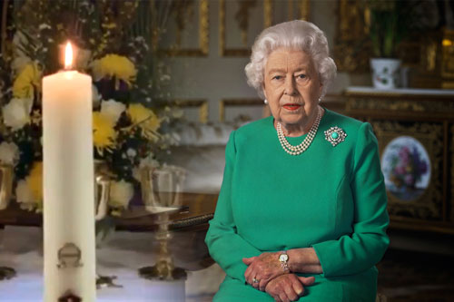 Giữa dịch Covid-19, Nữ hoàng Anh gửi lời chúc lễ Phục sinh đầy đặc biệt với hình ảnh ngọn nến và động thái trái ngược nhau của hai cặp đôi hoàng gia