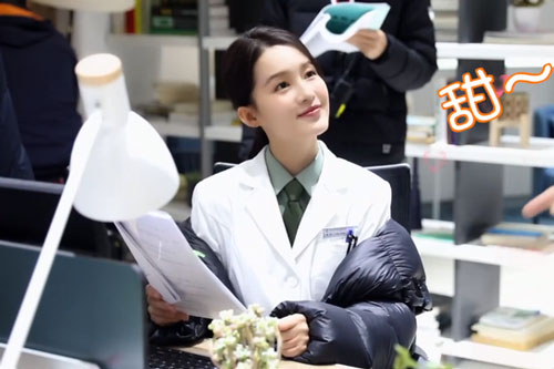 "Hậu duệ Mặt trời" phiên bản Trung Quốc: Lý Thấm làm bác sĩ cực xinh, lộ ảnh ôm chặt "bạn trai tin đồn" của Địch Lệ Nhiệt Ba