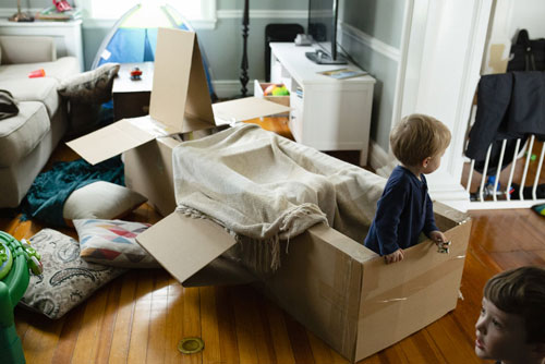 Mẹ trẻ tận dụng ngay đồ đạc trong nhà "hô biến" thành trò chơi cho 2 con sinh đôi chơi thỏa thích