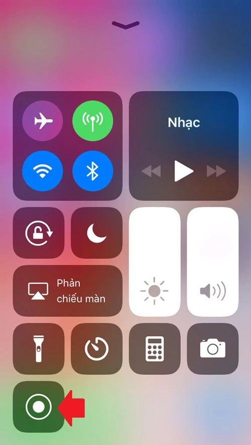 Sau khi bật công cụ quay màn hình iOS 11 như hướng dẫn ở đây thì trong Control Center sẽ có nút quay màn hình. Nhưng thay vì bấm quay màn hình như thông thường, để có lựa chọn bật thu cả âm thanh chúng ta bấm giữ. 