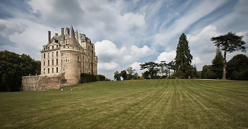 Lâu đài Brissac nằm ở phía nam của Angers, một thành phố ở gần sông Loire. Đây là lâu đài cao nhất trên toàn nước Pháp. Lâu đài xinh đẹp được xây dựng từ thế kỷ 11 và sau đó vào thế kỷ 15 nó được Công tước xứ Brissac cải tạo lại thành một lâu đài lớn theo phong cách Phục hưng. Lâu đài  Brissac có một truyền thuyết bí ẩn rất hấp dẫn những du khách ưa phiêu lưu. Vô số câu chuyện ma được liên kết với lâu đài này, phổ biến nhất là truyền thuyết về Green Lady. Theo truyền thuyết, cô đã bị giết trong lâu đài vào giữa thế kỷ 15 và đến nay linh hồn vẫn luôn đi lang thang trong lâu đài…