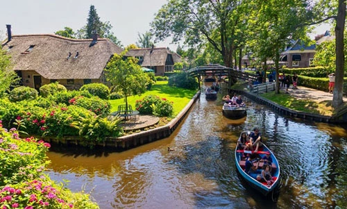 Giethoorn là một ngôi làng không giống ai. Nhiều người coi đó là nơi nghỉ ngơi, thư giãn hoàn hảo và thoát khỏi cuộc sống hiện đại. Ngôi làng xinh đẹp này không có đường và hầu như không có người sống ở đó. Trên thực tế, Giethoorn như bị cắt ra khỏi phần còn lại của Hà Lan. Nếu du khách sống một thời gian ở Giethoorn bạn sẽ có cảm giác được thoát khỏi thế giới hiện đại hoàn toàn. Thời gian ở đây như trôi qua thật chậm với vẻ tĩnh lặng, bình yên hiếm có.