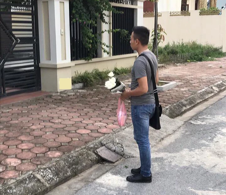 Anh chàng mang bó hoa cúc trắng đến thăm mẹ vợ tương lai.