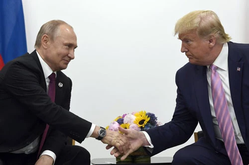 Tổng thống Nga Vladimir Putin và người đồng cấp Mỹ Donald Trump. Ảnh: AP.