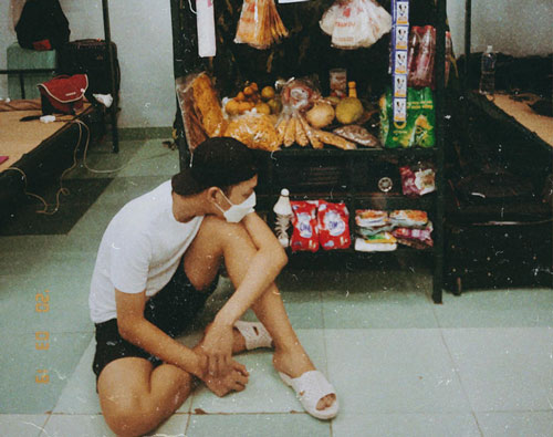 Anh chàng "gây sốt" khi dựng ngay tiệm tạp hóa trong khu cách ly