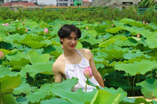 Chàng trai "thả dáng" trong đầm sen khiến dân mạng vô cùng thích thú.