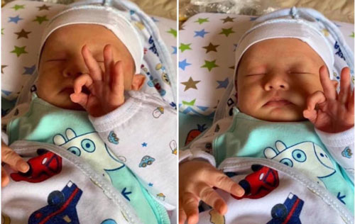 Em bé vừa sinh ra đã có cử chỉ "like a boss" khiến dân mạng "phát sốt" vì quá "chất"