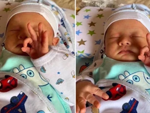 Em bé vừa sinh ra đã có cử chỉ "like a boss" khiến dân mạng "phát sốt" vì quá "chất"