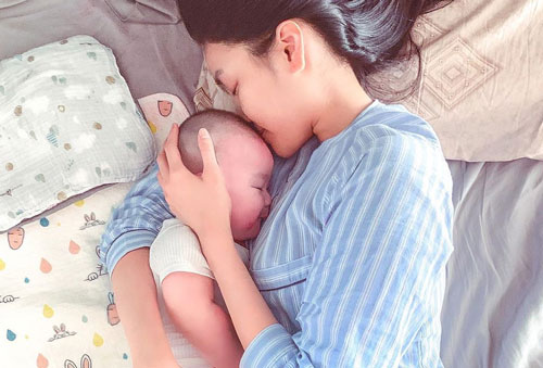 Nhờ làm việc này đều đặn, Lan Khuê chỉ mất 3 ngày để luyện con ngủ xuyên đêm từ 2 tháng tuổi