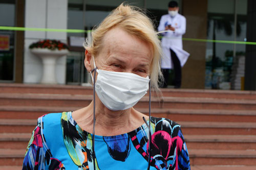 Bệnh nhân COVID-19 người Anh: Vợ chồng tôi thật may mắn khi gặp được các bác sĩ Việt Nam