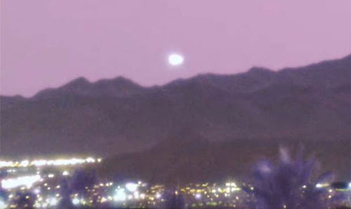 UFO khổng lồ trên bầu trời Las Vegas