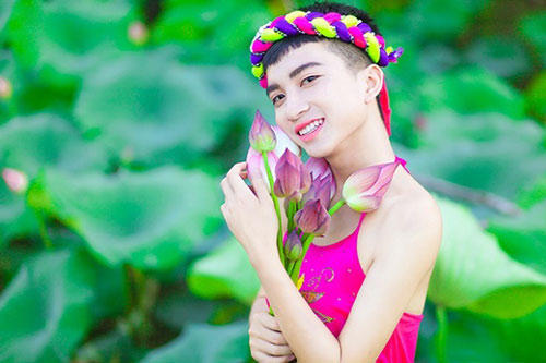 Chàng trai "gây sốt" vì mặc yếm "thả dáng" bên hồ sen nhưng thái độ của gia đình mới gây chú ý