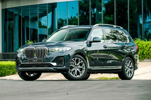 BMW X7.